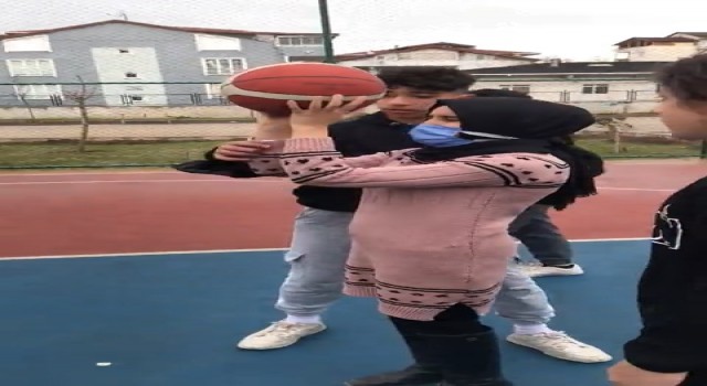 Görme engelli öğretmenlerine basketbol atmayı öğrettiler