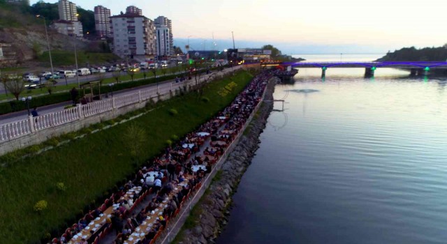 Gülüçte 5 bin kişi muhteşem manzara eşliğinde birlikte iftar açtı
