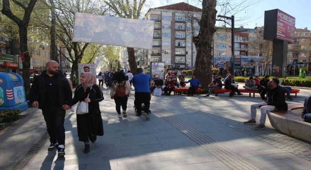 Güneşli havayı fırsat bilenler Cumhuriyet Bulvarında yoğunluk oluşturdu