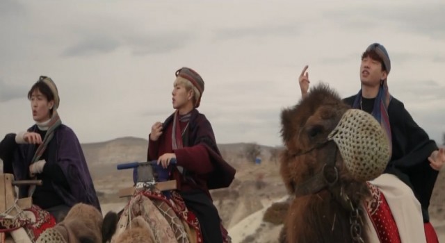 Güney Koreli müzik grubu Kapadokya develerine şarkı yaptı