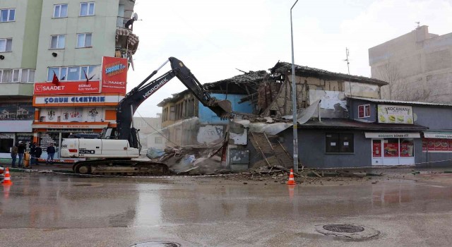Gürsuda metruk binalar yıkılıyor