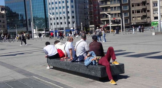Güzel havayı görenler Taksime akın etti