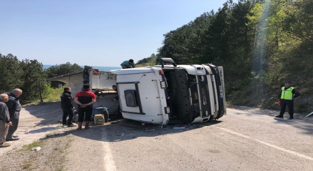 Hafriyat kamyonu devrildi: 1 yaralı
