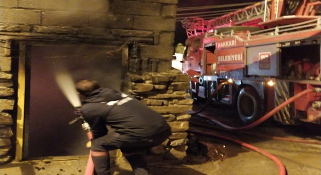 Hakkaride tandır evi ve odunlukta yangın