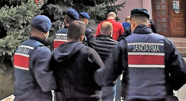 Haklarında 19 ve 20şer yıl hapis cezası olan 2 dolandırıcı yakalandı