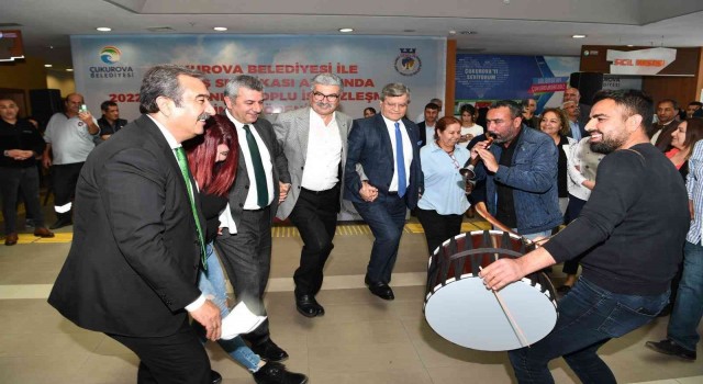 Halayla kutladılar