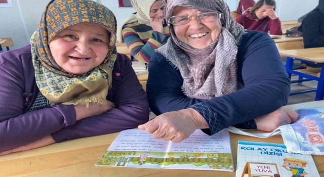 Hassada veliler çocuk ve torunları ile aynı sıralarda kitap okuyor