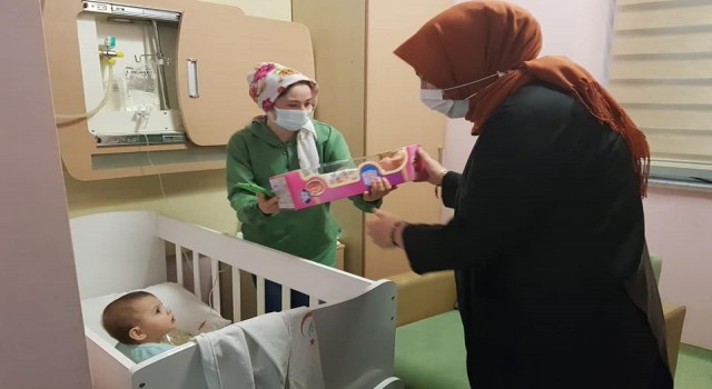 Hasta çocukları unutmadılar