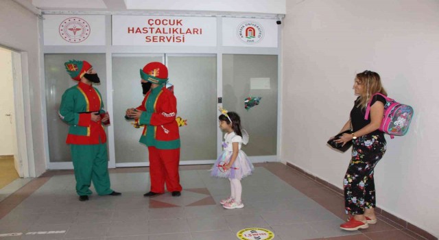 Hastanede çocuklara Hacivat-Karagözlü bayram sürprizi