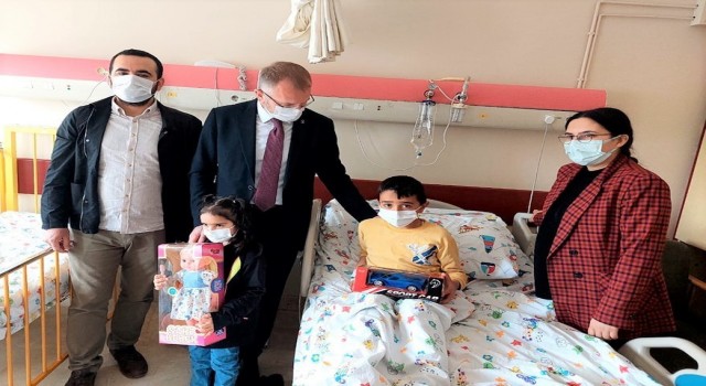 Hastanede tedavi gören çocuklara moral ziyareti