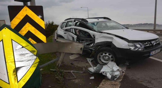 Hatalı sollama yaptığı otomobiliyle bariyerlere çarptı: 2 yaralı