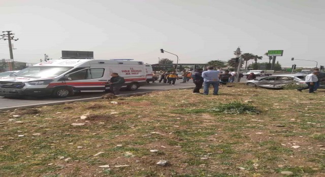 Hatayda ambulans ile çarpışan otomobilin sürücüsü yaralandı