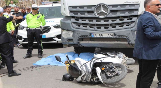 Hatayda kamyon ile çarpışan motosiklet sürücüsü hayatını kaybetti