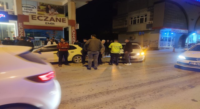 Hatayda virajı alamayan otomobil park halindeki araçlara çarptı: 3 yaralı