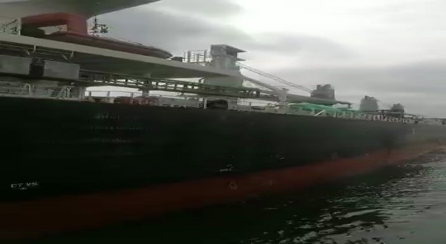 Haydarpaşa Limanı açıklarında, 197 metre boyundaki yük gemisi yanaşma manevrası sırasında karaya oturdu. Olay yerine römorkörler ve bot sevk edildi.