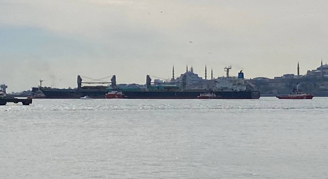 Haydarpaşa Limanı açıklarında karaya oturan gemi kurtarıldı