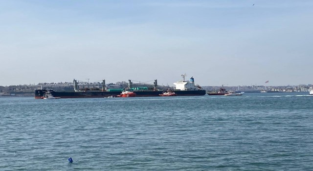 Haydarpaşa Limanı açıklarında karaya oturan gemiyi kurtarma çalışmaları tekrar başladı