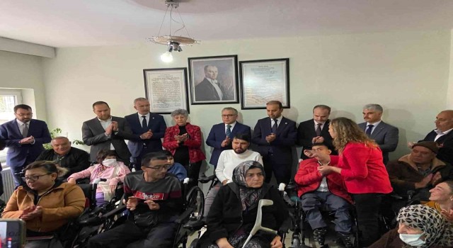 Hayırsever anne ile kızı akülü araba ve tekerlekli bağışladı