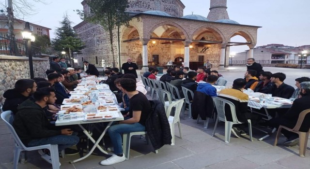 Hayırsever vatandaşlardan KYK öğrencileri iftar yemeği