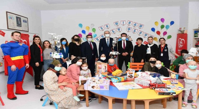 Hematoloji servisinde tedavi gören çocuklar 23 Nisan coşkusunu yaşadı