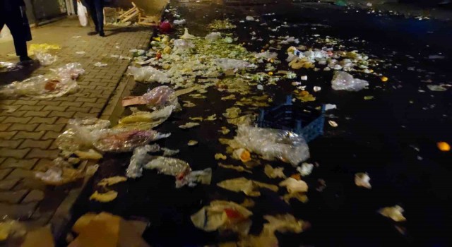 Her pazarda aynı manzara: Tonlarca çöpün çilesini temizlikçiler çekiyor