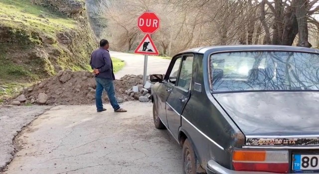 Heyelan nedeniyle kapanan yollarının açılmasını istiyorlar