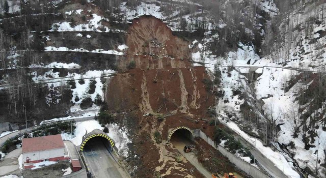 Heyelan sebebiyle kapanan Bolu Dağı Tünelinde çalışmalar sürüyor