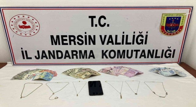 Hırsızlık şüphelisi çaldığı altın ve paralarla birlikte yakalandı