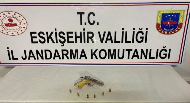 Hırsızlık şüphelisinin evinde ruhsatsız tabanca ele geçirildi