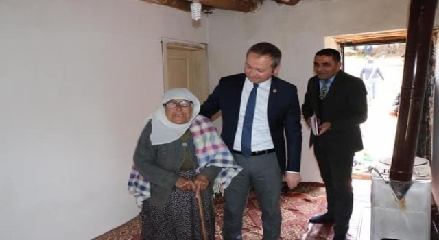 Hizan Kaymakamı Muhammed İkbal Yelek, 91 yaşındaki Nari teyzeyi ziyaret etti