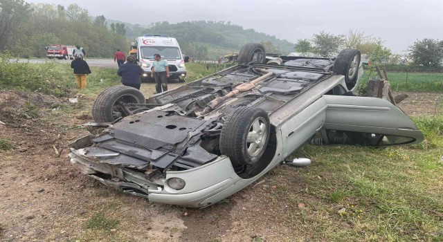 Hızını alamayıp şarampole yuvarlandı: 1 yaralı