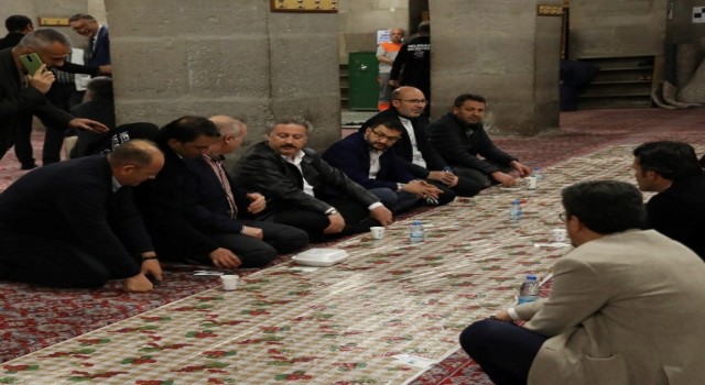 Hunat Camiinde vatandaşlar sahur sofrasında buluştu
