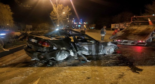 Hurdaya dönen araçtaki 2 kişi yaralandı