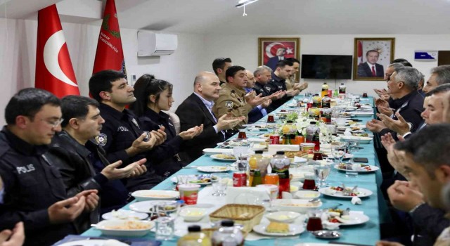 İçişleri Bakanı Soylu, Ankarada emniyet mensuplarıyla ilk sahurunu yaptı