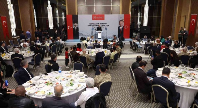 İçişleri Bakanı Soylu, Diyarbakırda evlat nöbetindeki ailelerle iftarda bir araya geldi