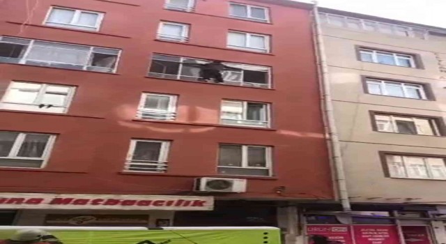 İcra memurlarını gördü, pencereye çıktı