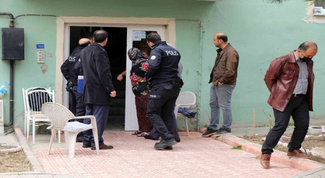 İcra yoluyla çocuğunu almaya gelen kadın, gazetecilere tepki gösterdi