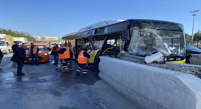 İETT otobüsü gişe betonlarına çarptı: Faciadan dönüldü