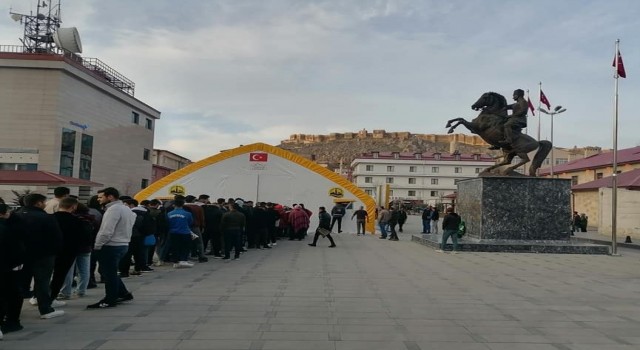 İftar çadırında ilk iftar heyecanı