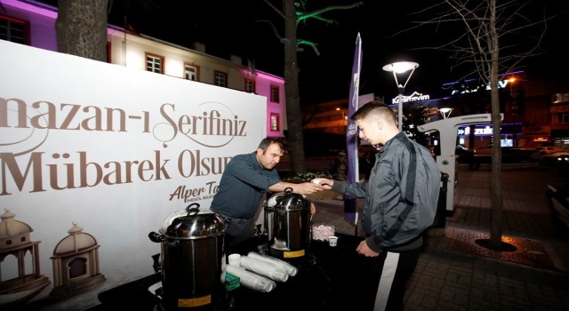 İftar sonrası çaylar İnegöl Belediyesinden