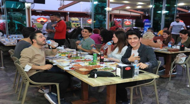 İftarda Adanalılar kebapçılara akın etti