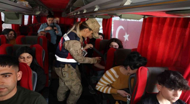 Iğdırda bayram öncesi yolculara trafik kuralları ve emniyet kemeri uyarısı