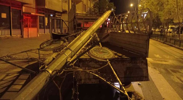 Iğdırda rögar kapağına vuran kamyonet daha sonra elektrik direğine çarptı
