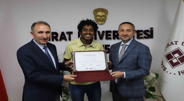 İhracat Elçileri Programında başarılı olan yabancı uyruklu öğrencilere sertifikaları verildi