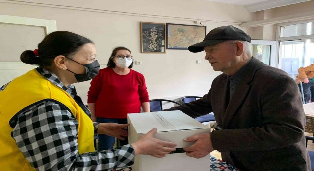 İhtiyaç sahibi görme engellilere erzak kolisi desteği yapıldı