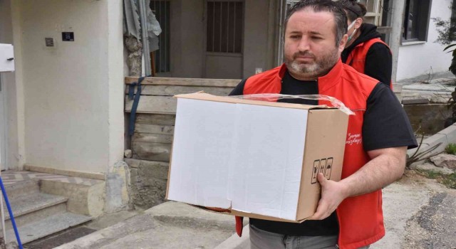 İhtiyaç sahiplerine süt ve gıda kolisi yardımı