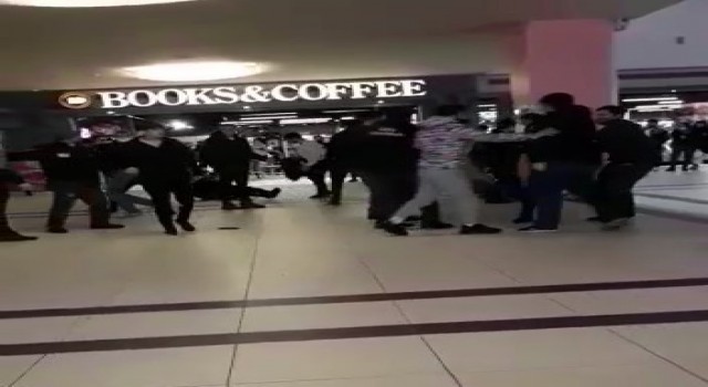 İki grup birbirine girdi, alışveriş merkezi savaş alanına döndü