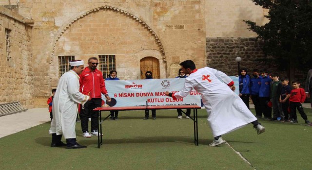 İmam ile Hristiyan ilahi korosu öğrencisinin oynadığı masa tenisinde ‘hoşgörü kazandı