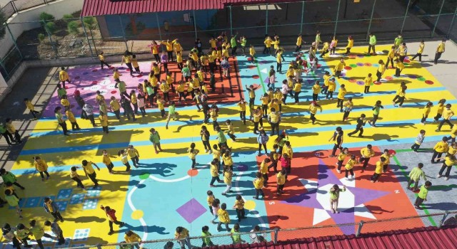 İmamoğlunda okullardaki oyun alanları rengarenk