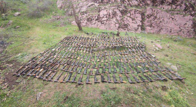 Irakın kuzeyinde terör örgütü PKKya ait çok sayıda silah ele geçirildi
